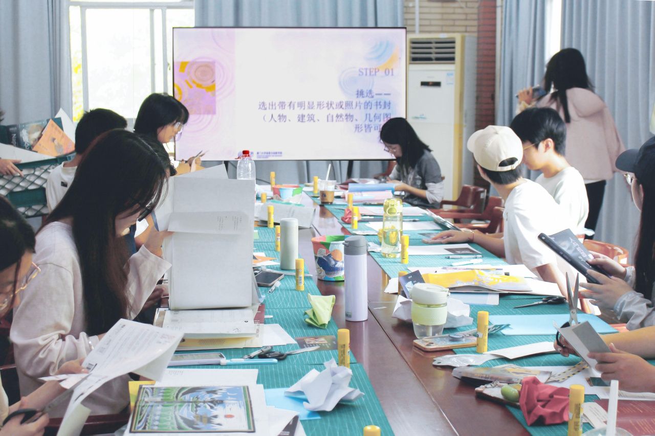 活动回顾:“寻找另一个新的地球”书封拼贴工作坊