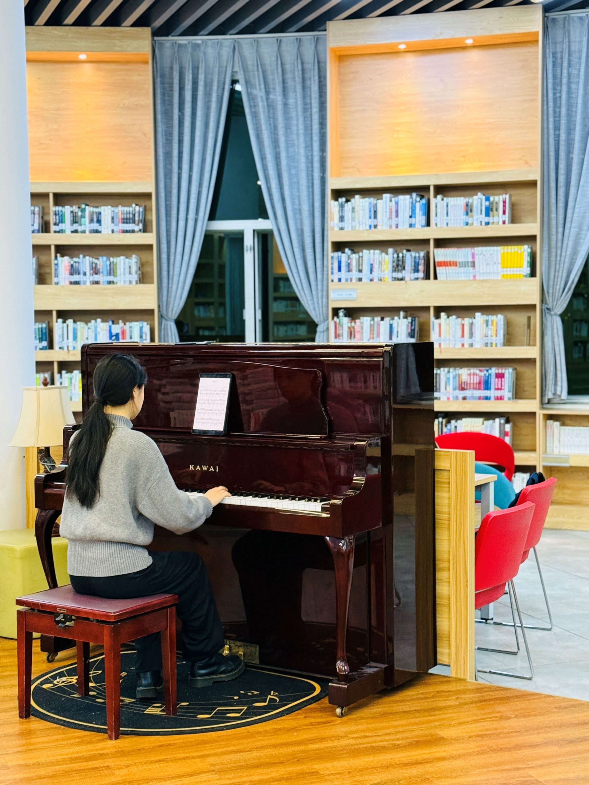 爱心赠琴筑阵地 “夜韵琴声”谱新章