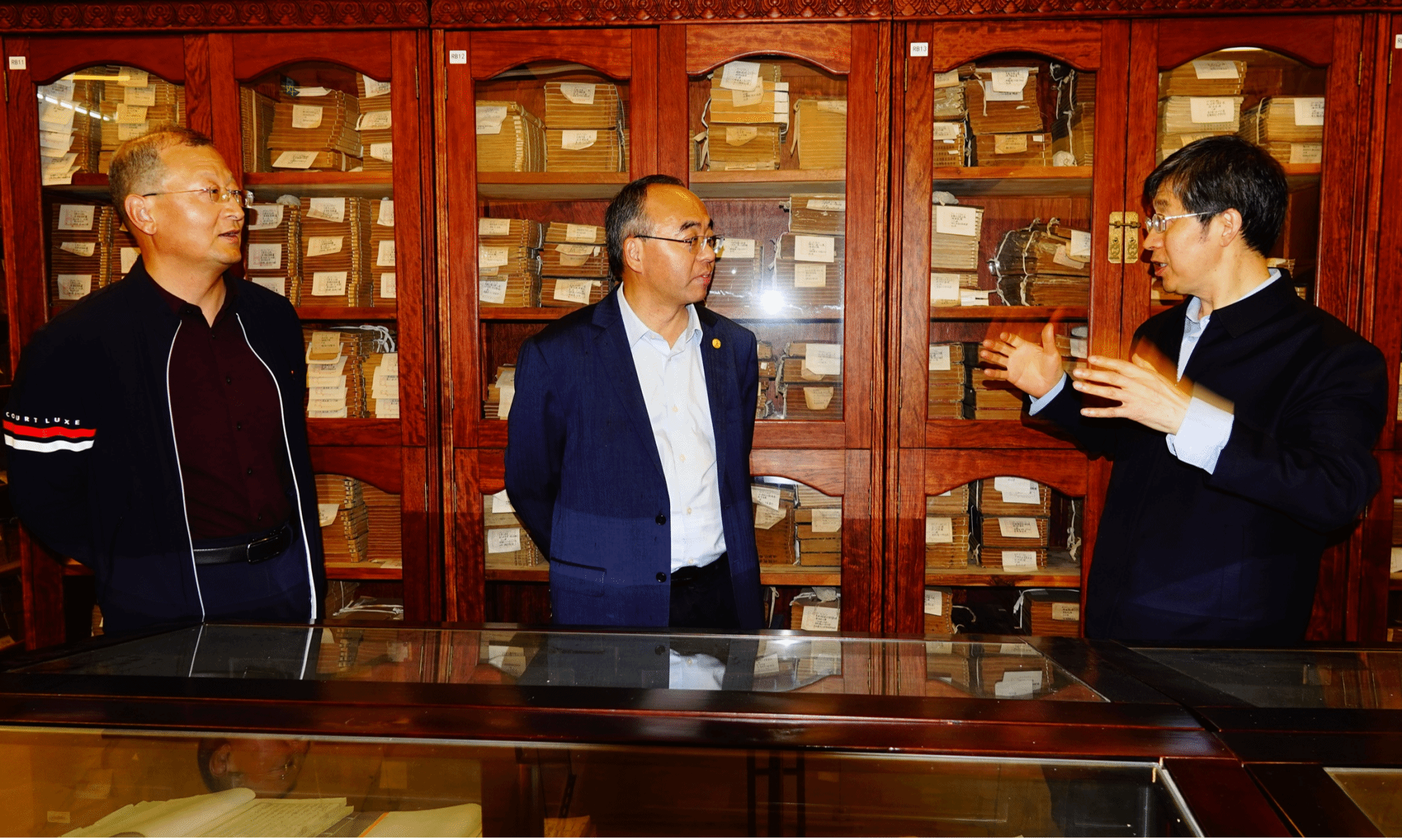 校长胡文平院士调研图书馆